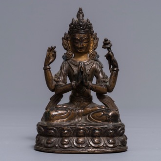 Een Sino-Tibetaanse verguld bronzen figuur van de vierarmige Avalokitesvara, 18e eeuw