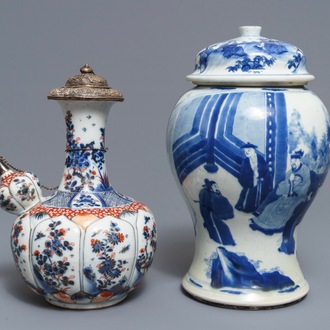 Een Chinese blauwwitte dekselvaas en een Imari-stijl kendi, Kangxi