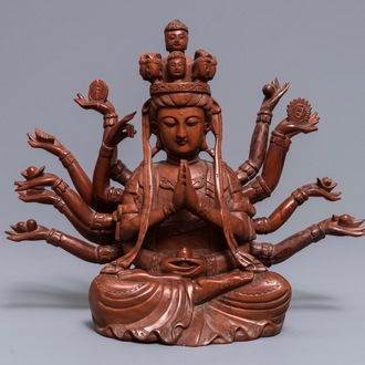 Een Chinese huangyang houten figuur van de 12-armige Guanyin, Republiek, 20e eeuw