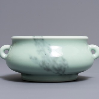 A Chinese faux-marble censer, Qianlong mark, 19/20th C.