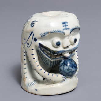 A Chinese blue and white scroll weight, 18/19th C.