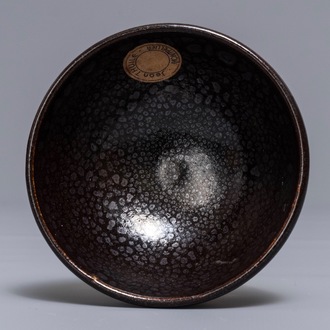 Een Chinese theekom met olievlekglazuur en zwarte fondkleur, Song of later