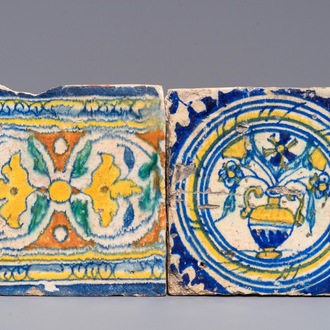 Twee polychrome tegels in Antwerpse majolica, 2e helft 16e eeuw