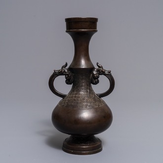 Een Chinese bronzen vaas met reliëfdecor, Yuan/Ming