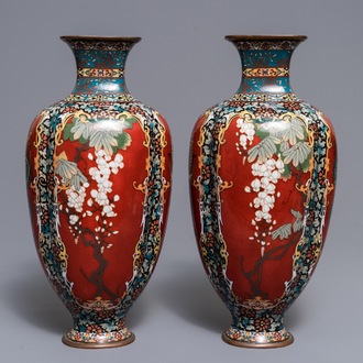 Een paar Japanse cloisonné vazen, Meiji, 19e eeuw