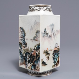 Un vase de forme cong en porcelaine de Chine, 20ème
