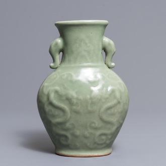 Een Chinese Longquan celadon vaas met reliëfdecor van draken, Ming