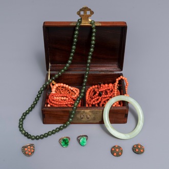 Various Chinese jade, coral and silver bangles, necklaces and rings in a silver-inlaid wooden box, 19/20th C.