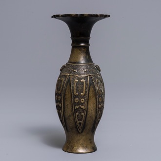 Een Chinese archaïsche bronzen vaas met lotusvormige bovenrand, 17/18e eeuw
