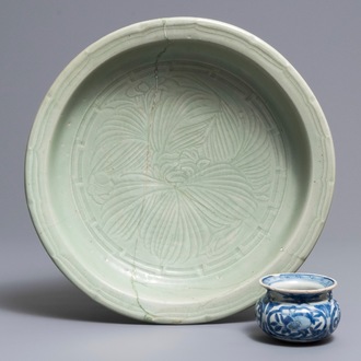 Een blauwwitte Chinese bolvormige wierookbrander en een Longquan celadon schotel, Ming