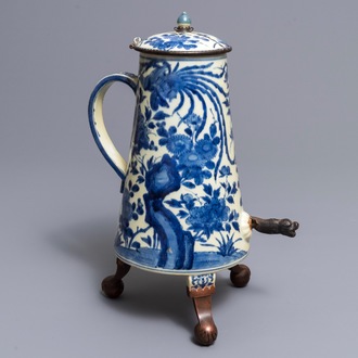 A Japanese blue and white brass-mounted Arita coffee urn and cover, Edo, 17/18th C.