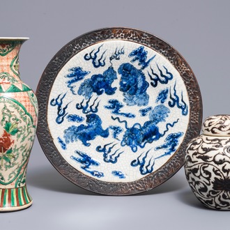 A Chinese Nanking crackle-glazed dish and two vases, 19/20th C.