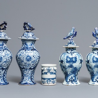 Deux paires de vases couverts et un pot de pharmacie en faïence de Delft en bleu et blanc, 18ème