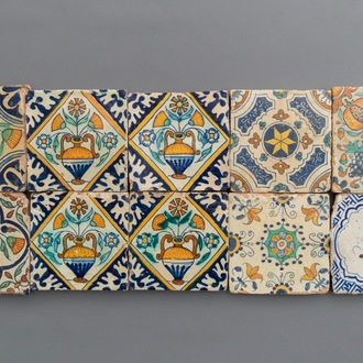 Tien polychrome Delftse tegels met diverse decors, 16/17e eeuw