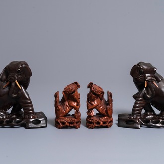 Twee paar Chinese houten modellen van olifanten en boeddhistische leeuwen, Republiek, 20e eeuw