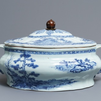 Een Chinese blauwwitte dekselterrine met landschapsdecor, Qianlong