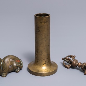 Un dorj en bronze, un éléphant incrusté et un vase tubulaire, Sino-Tibet et Japon, 18/19ème