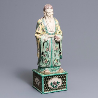 Une grande figure d'un immortel en biscuit émaillé vert sur socle, Kangxi