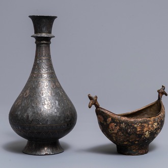 Une sébile de derviche 'kashkul', Iran, et un vase bidri, Inde, 18/19ème