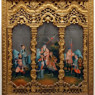 Un mirroir en bois doré et peinture sous verre, Chine, 2ème moitié du 18ème