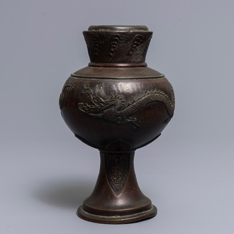 Een Chinese bronzen vaas met reliëfdecor van draken, 17/18e eeuw