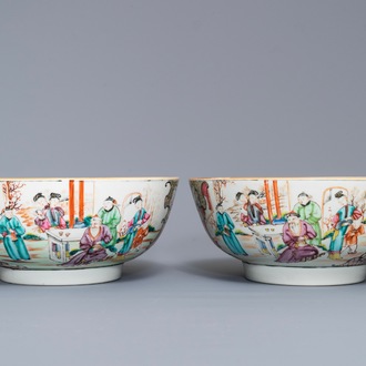Une paire de bols en porcelaine de Chine famille rose à décor mandarin, Qianlong