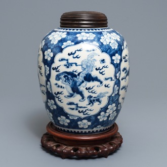 Een Chinese blauwwitte gemberpot met Boeddhistische leeuwen in Kangxi-stijl, 19e eeuw