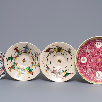 Deux bols en porcelaine de Chine famille verte dite 'de Nankin', un plat famille rose et une assiette de style Imari, 18/20ème