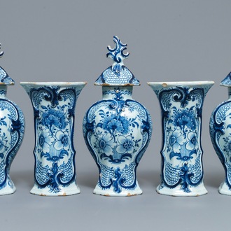 Une garniture de cinq vases en faïence de Delft en bleu et blanc à décor floral, 18ème