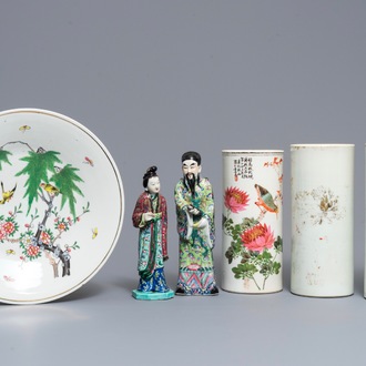 Drie Chinese famille rose en qianjiang cai hoedensteunen, een schotel en twee figuren, 19/20e eeuw