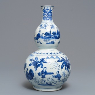 Un vase de forme double gourde en porcelaine de Chine bleu et blanc, Transition