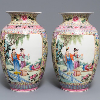 Une paire de vases en porcelaine de Chine famille rose, marque de Qianlong, République, 20ème