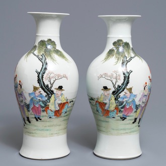 Une paire de vases en porcelaine de Chine famille rose, marque de Qianlong, République, 20ème