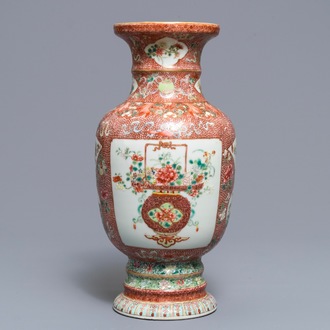 Un vase en porcelaine de Chine famille rose coquille d'oeuf, marque de Qianlong, République, 20ème