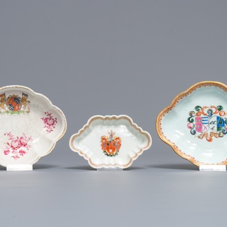 Twee Chinese famille rose pattipans en een lepelrust met wapendecors voor de Nederlandse markt, Qianlong