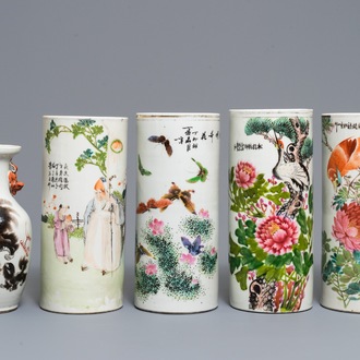 Quatre portes-chapeau et un vase en porcelaine de Chine qianjiang cai et famille rose, 19/20ème