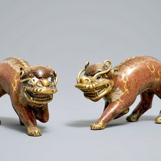 Een paar Chinese modellen van qilins in cloisonné en verguld brons, Qianlong