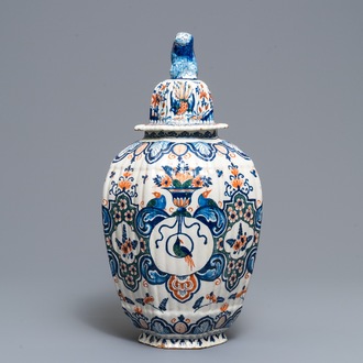 A large Dutch Delft cashmire palette vase and cover, 1st half 18th C.