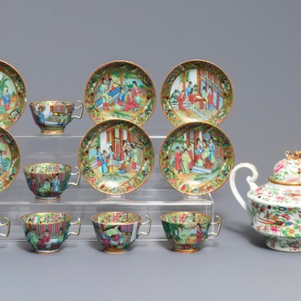 Une théière et six tasses et soucoupes en porcelaine de Chine famille rose de Canton, 19ème