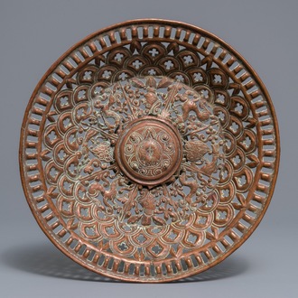 Un bol en cuivre réticulé et gravé, Espagne ou Italie, 17ème
