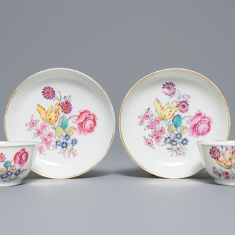 Een paar Chinese famille rose koppen en schotels met fijn floraal decor, Qianlong