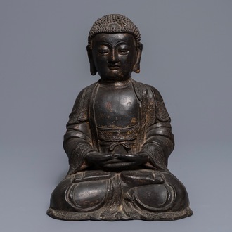 Een Chinese verguld en gelakt bronzen figuur van Amithaba Boeddha, Ming