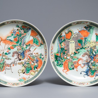 Twee Chinese famille verte schotels met strijdersdecors, één met Kangxi merk, 19e eeuw