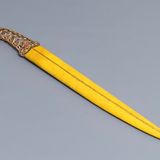 A Mughal-style pink gemset rock crystal hilted dagger, India, 19/20th C.