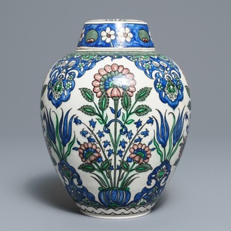 Un pot couvert de style Iznik en faïence de Samson, Paris, 19ème