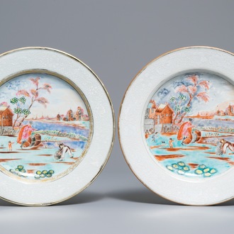Een paar Chinese famille rose en bianco sopra bianco 'Peter de Grote' borden, Qianlong