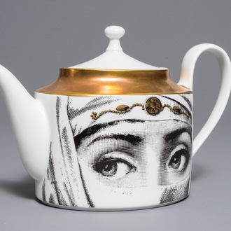 Een 'Temi i variazone' theepot naar ontwerp van Piero Fornasetti, Rosenthal, Duitsland, 1999