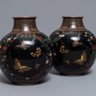 Een paar bolvormige Japanse cloisonné vazen met vlinders, Meiji, 19e eeuw