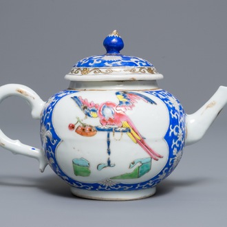 Une théière couverte en porcelaine de Chine famille rose à décor d'un perroquet, Yongzheng/Qianlong