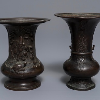 Twee Chinese bronzen vazen met reliëfdecor, 18/19e eeuw